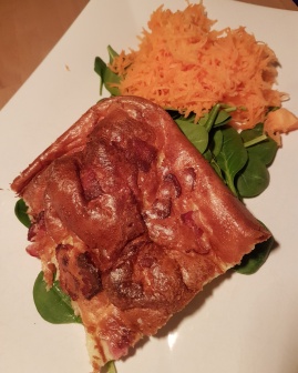 Ugnspannkaka med bacon, lingon och morötter